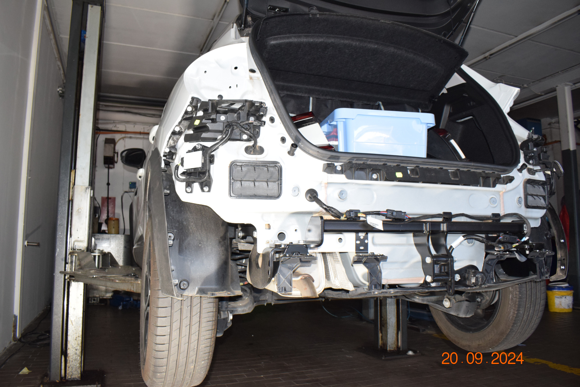 Moderen Fahrzeuge verfügen über Radarsysteme im verdeckten Bereich unter der Stoßstange. Die Fahrerassitenzsysteme (hier: Spurwechselassistenzsystem) sind oftmals sekundär beschädigt. Die Prüfung der inneren Baugruppen erfolgt im Rahmen der objektiven und ganzheitlichten Schadenaufnahme. 